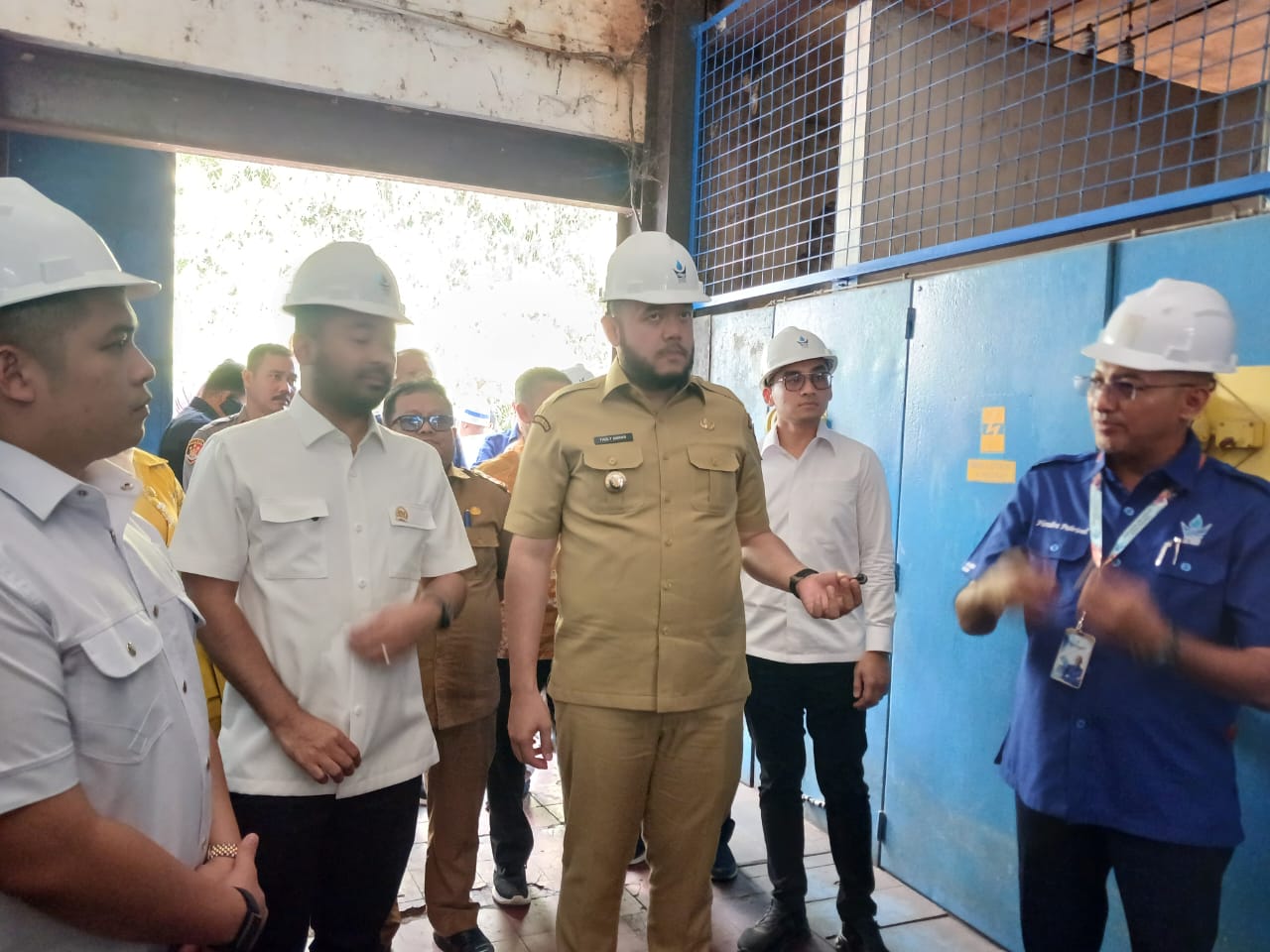 Anggota DPR RI Zigo Rolanda didampingi Wako Padang Fadly Amran dan Dirut Perumda Air Minum Kota Padang Hendra Pebrizal meninjau IPA Gunungpangilun di Gunungpangilun Padang, Selasa (7/10).