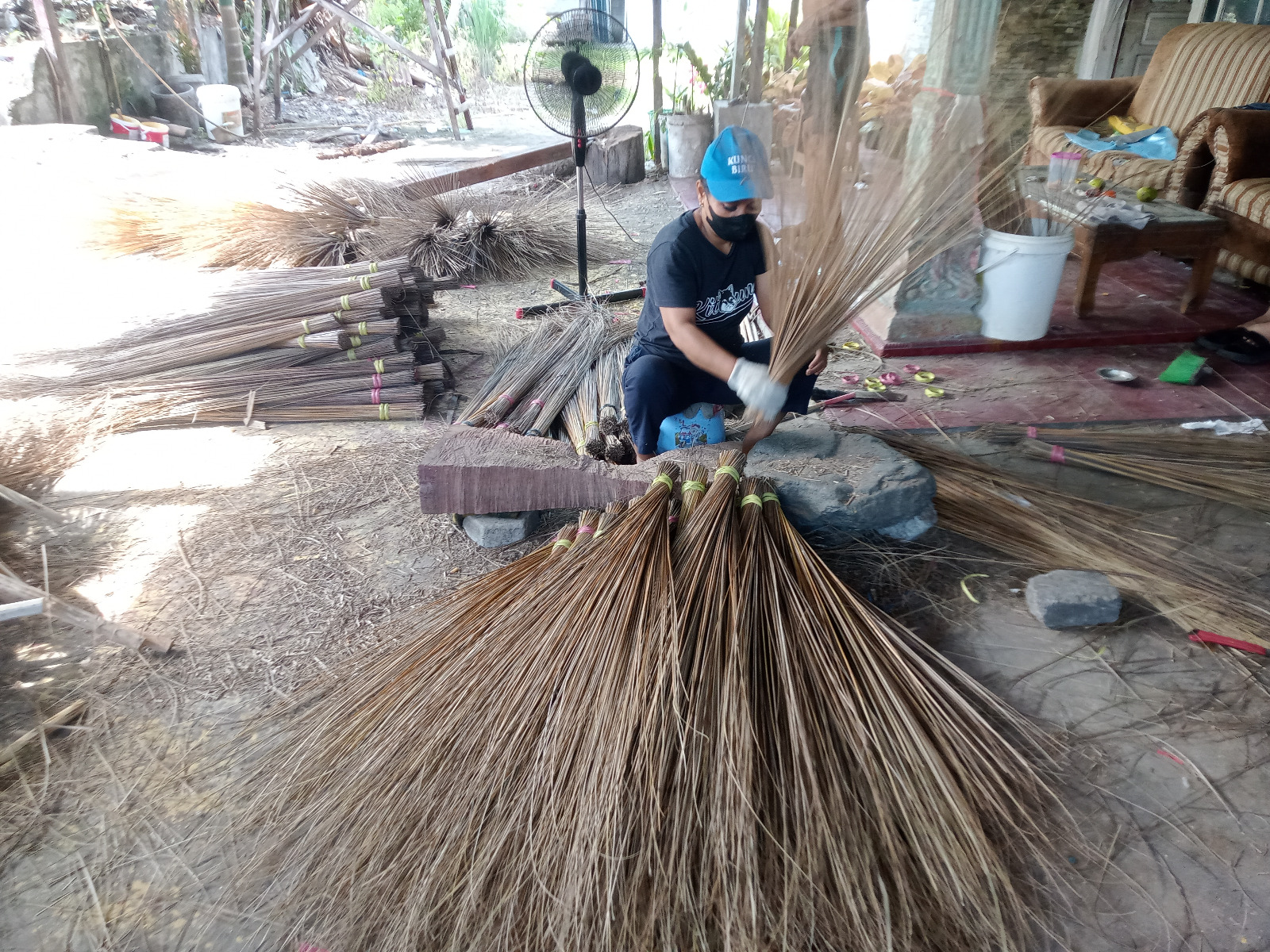 Perajin sapu lidi, Jek, sedang bekerja di tempat usahanya di Jalan Adinegoro, Padang, kemarin.