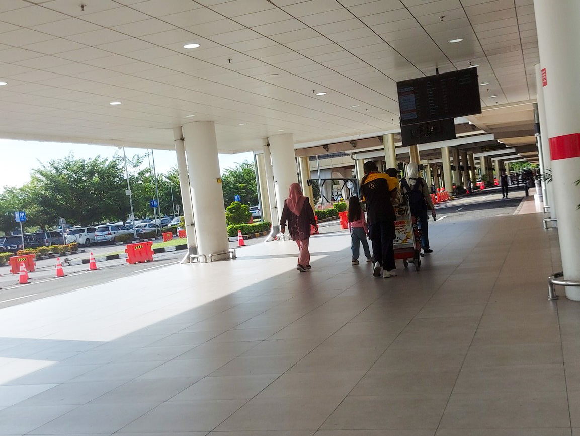 Bandara Minangkabau mulai 15 Oktober 2025 menetapkan tarif parkir baru untuk kendaraan harian dan inap di area bandara.