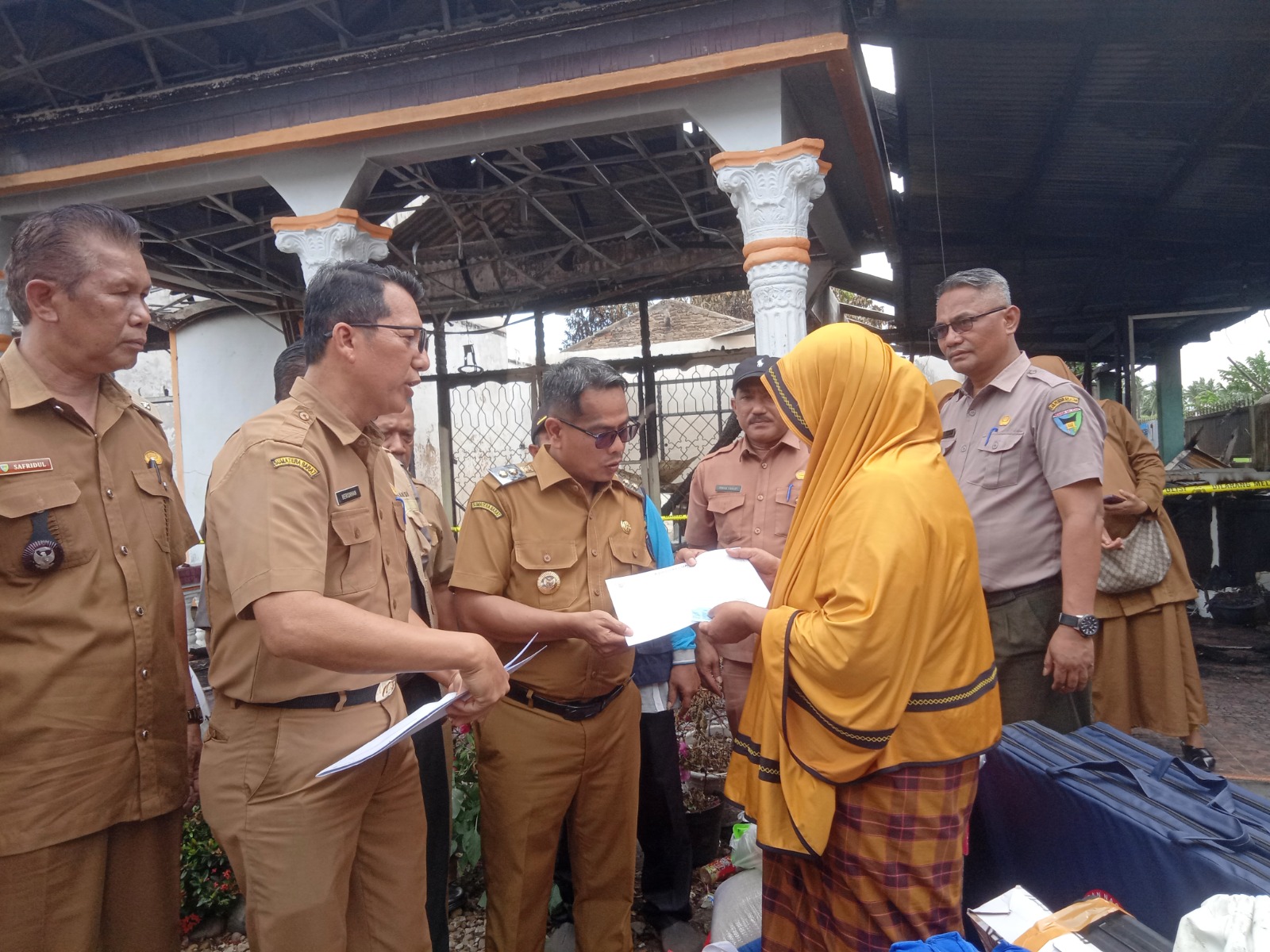 Wakil Bupati Pesisir Selatan, Risnaldi Ibrahim, menyerahkan dokumen kependudukan baru kepada tiga kepala keluarga korban kebakaran, Senin (6/10/2025) lalu.
