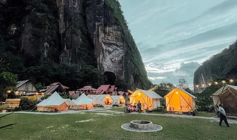 Lembah Harau di Limapuluh Kota tawarkan panorama tebing megah, air terjun, dan wisata ramah lingkungan yang menenangkan. (indozone hiling)