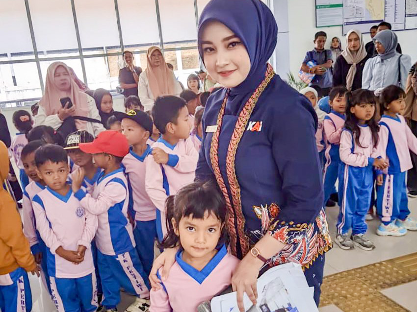KAI Divre II Sumbar ajak 326 siswa TK ikuti edukasi transportasi publik naik KA Minangkabau Ekspres dan kunjungan ke Bandara Internasional Minangkabau, Rabu (8/10/2025).