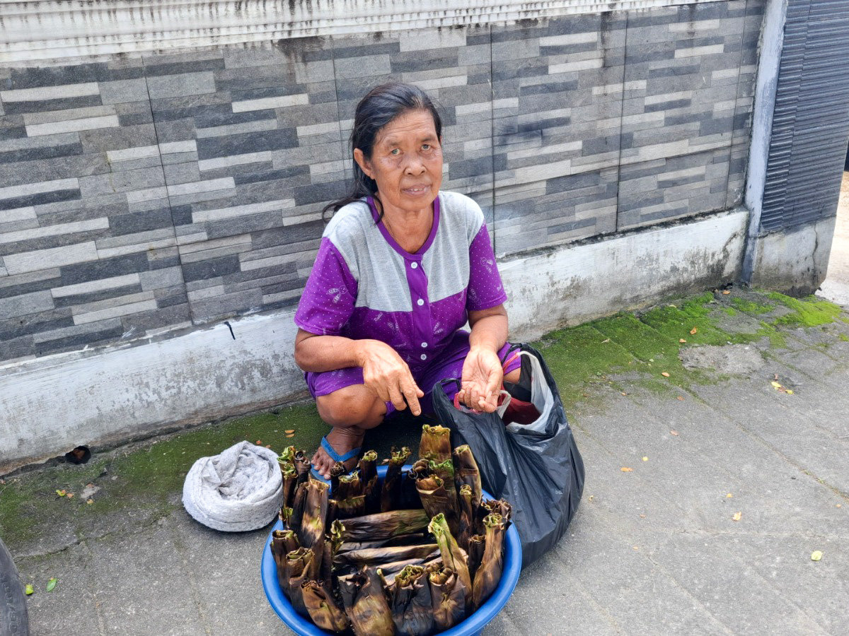 Ratna Wilis (52), seorang penjual pepes ikan keliling. Dengan langkah sabar, ia mencari rezeki demi menghidupi keluarga.