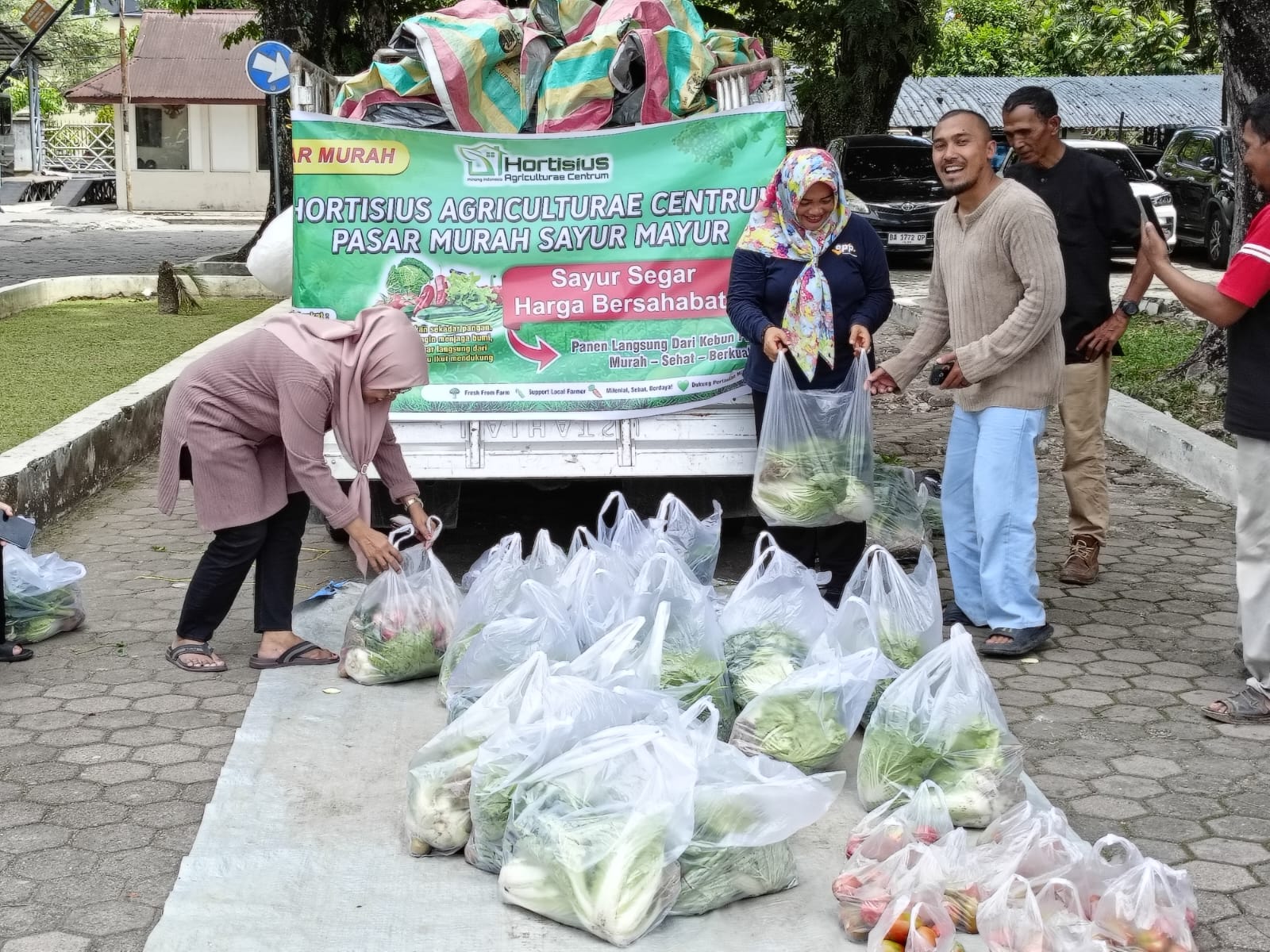 Ratusan paket sayuran petani milenial ludes terjual empat jam di Kantor Gubernur Sumbar, bukti keberhasilan program fasilitasi pemasaran hasil tani muda.