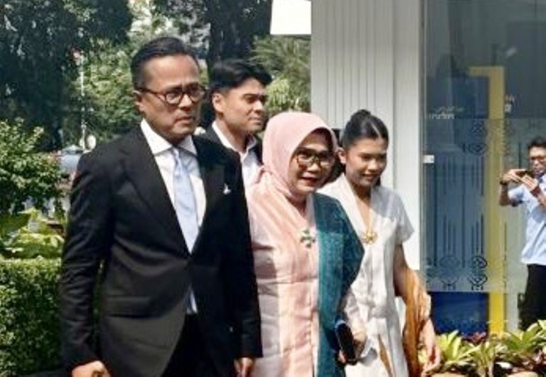 JELANG PELANTIKAN: Plt Menteri BUMN Dony Oskaria (kiri) tiba di Istana Kepresidenan RI, Jakarta, Rabu (8/10).
