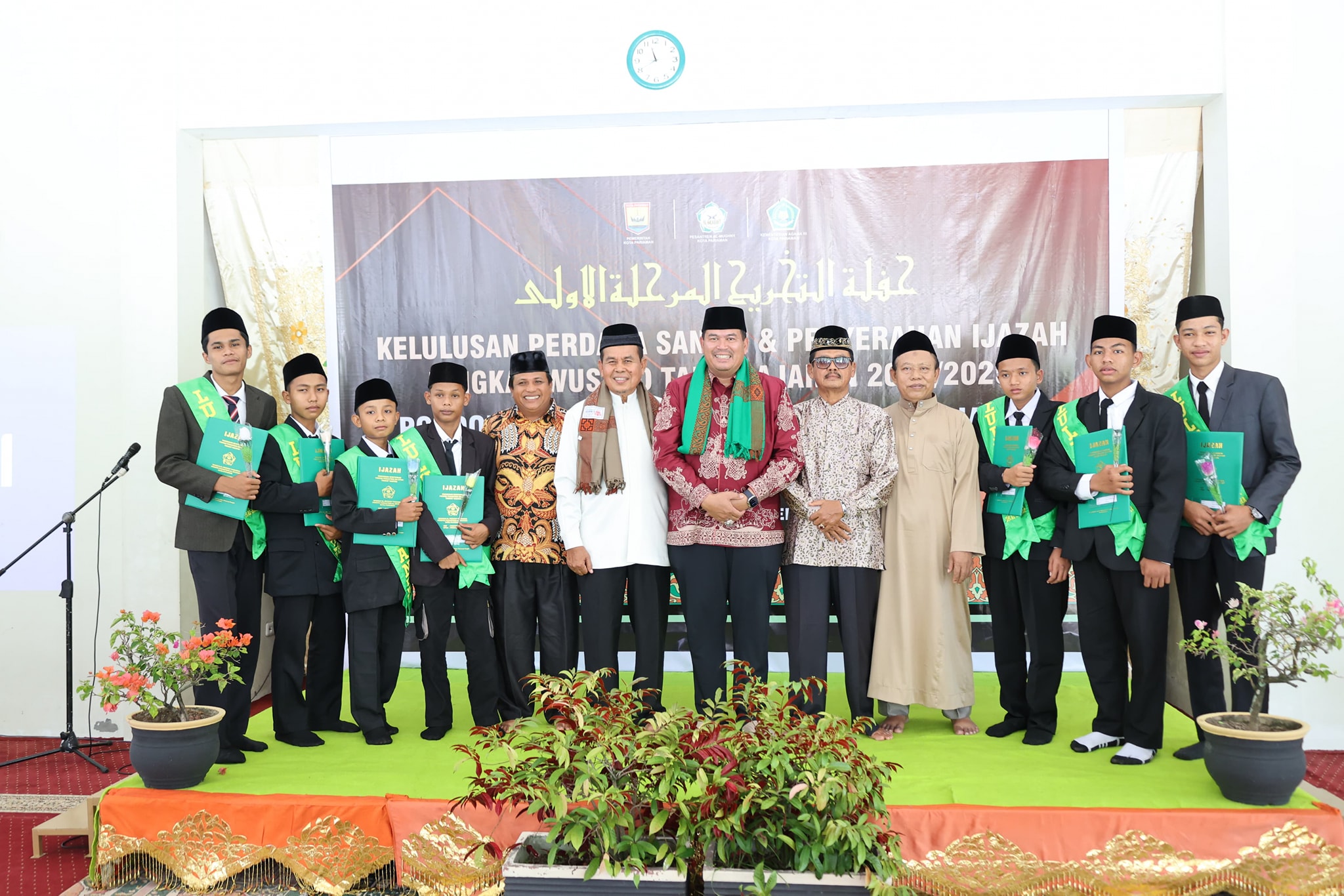 Wali Kota Pariaman Yota Balad hadiri kelulusan perdana Santri Ponpes Al-Mughny, apresiasi peran pesantren lahirkan generasi beriman dan berakhlak.