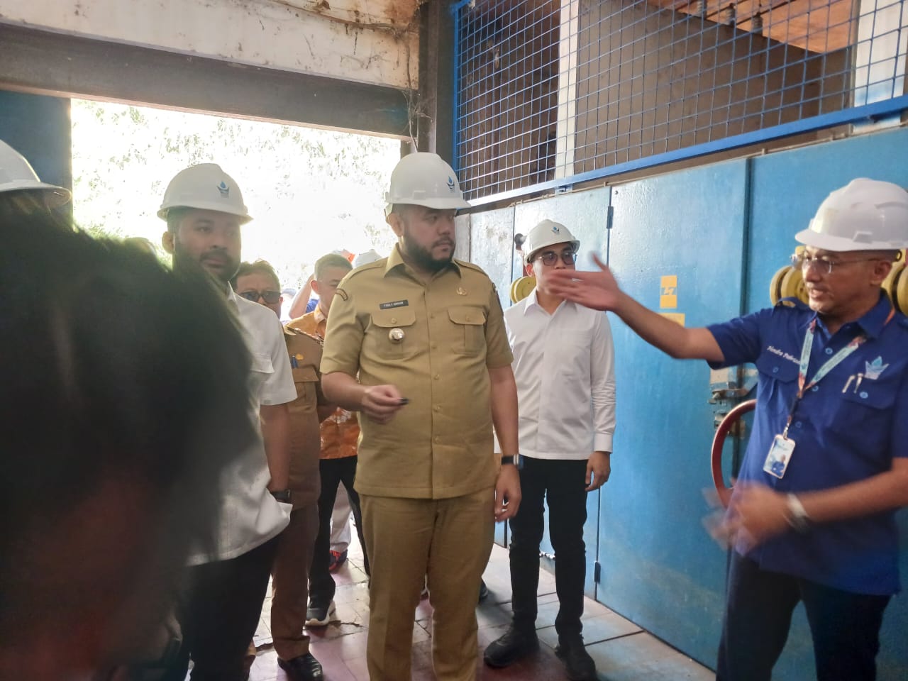 Dirut Perumda Air Minum Kota Padang Hendra Pebrizal menunjukkan kepada Anggota DPR RI Zigo Rolanda dan Wako Padang Fadly Amran  bangunan IPA Gunungpangilun yang memprihatinkan pascadihoyak gempa 2009.