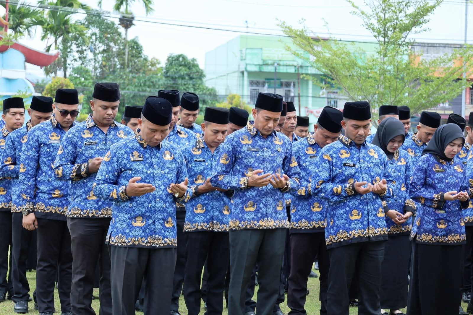 Sebanyak 199 honorer di Kota Pariaman berdoa usai resmi diangkat menjadi PPPK. Wali Kota Yota Balad serahkan SK dan ingatkan pentingnya integritas ASN, Kamis (9/10/2025).