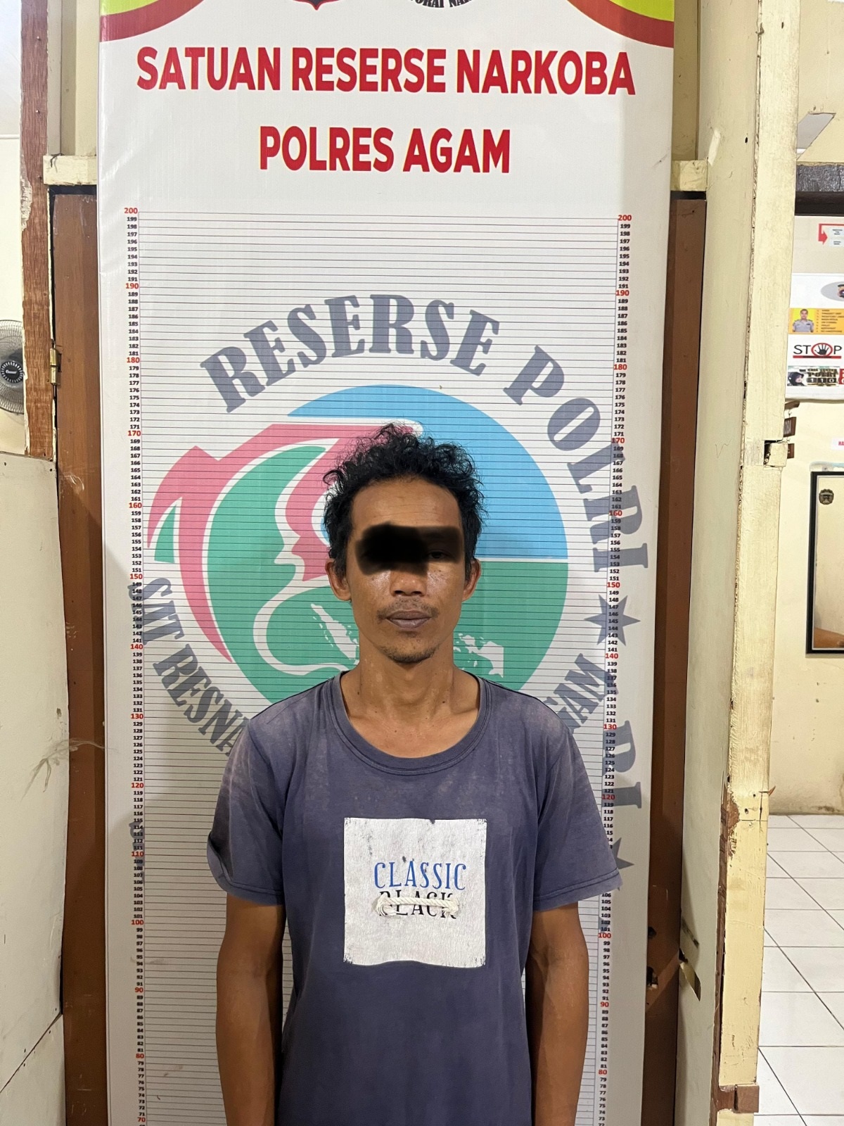 DIAMANKAN: JS, warga Duokoto saat menjalani pemeriksaan di Mapolres Agam atas dugaan tindak pidana penyalahgunaan narkoba, Senin (6/10) malam.