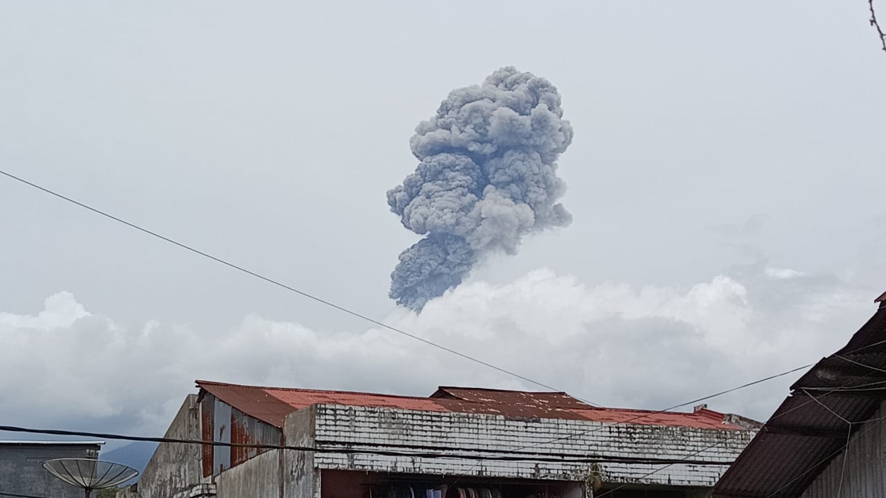 Erupsi kembali terjadi di Gunung Marapi dengan tinggi kolom letusan 1500 meter, Kamis (9/10/2025).
