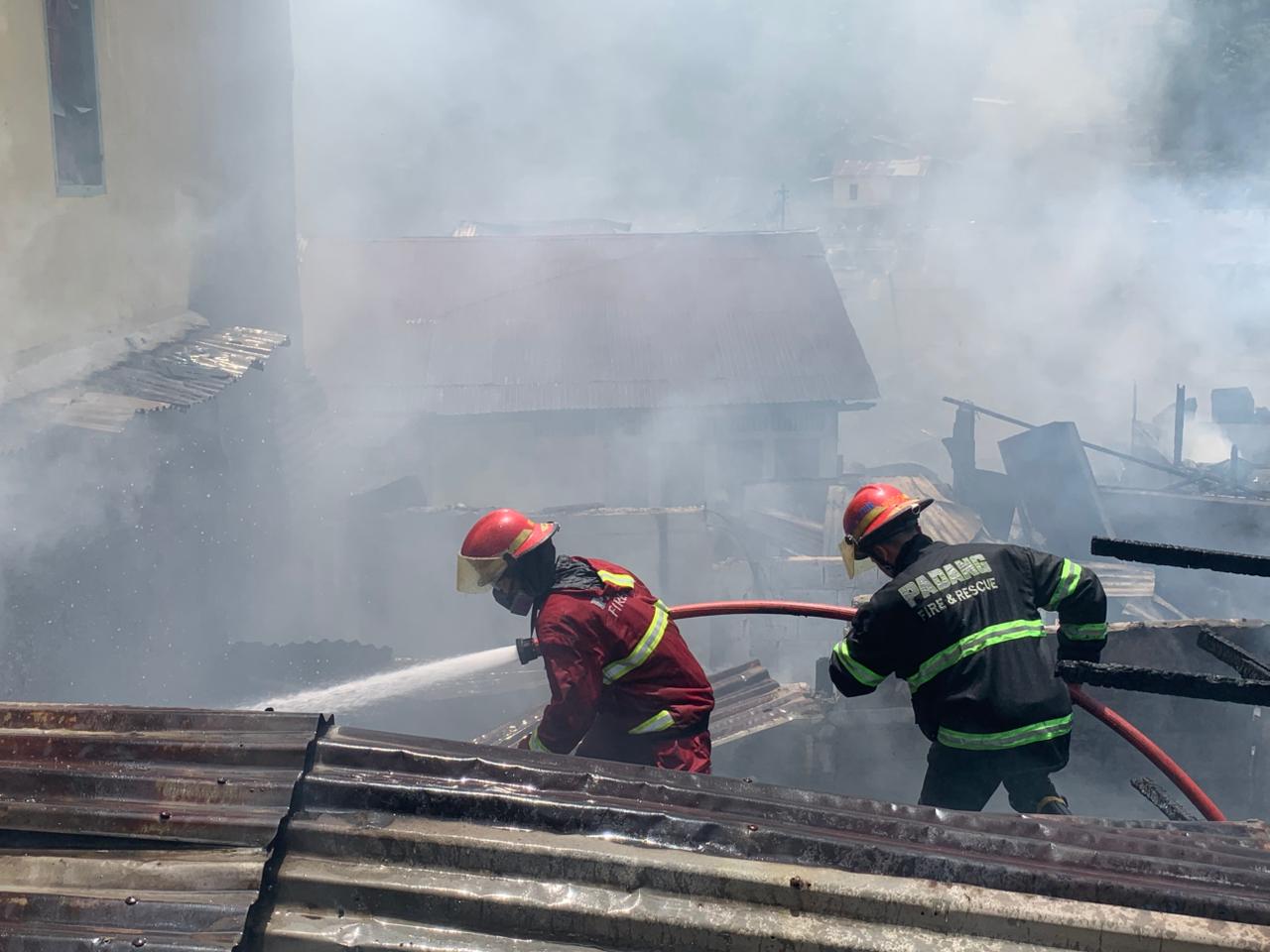 Petugas Dinas Damkar Kota Padang berjibaku memadamkan api yang membakar rumah hunian di Kelurahan Pasa Gadang, Kecamatan Padang Selatan, Kota Padang, Kamis (9/10/2025).