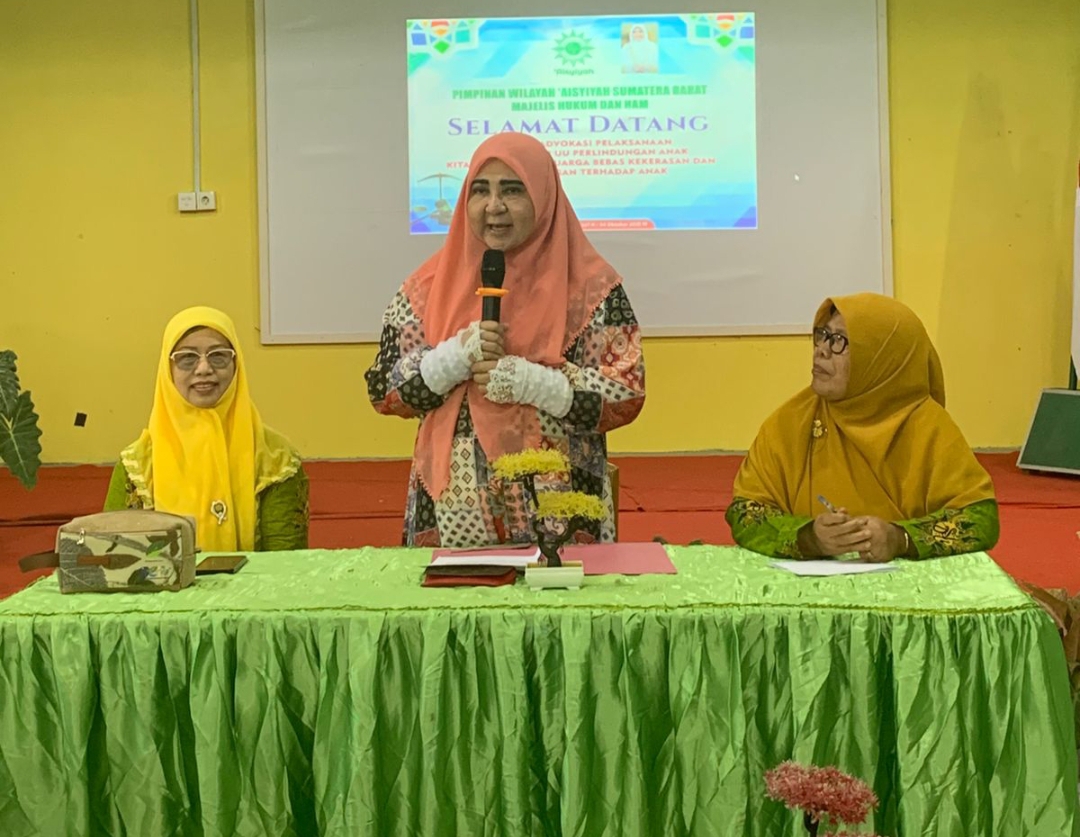 Nevi Zuairina bersama Pimpinan Wilayah Aisyiyah Sumatera Barat saat forum advokasi UU PKDRT dan Perlindungan Anak di Padang.(Foto: Tim NZ)