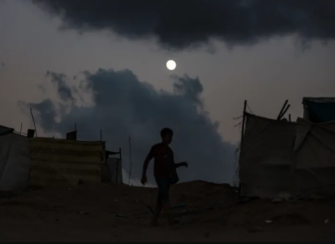 Tenda-tenda di kamp pengungsi Nuseirat untuk warga Palestina yang mengungsi di Gaza tengah, pada 5 Oktober 2025 (Foto: Khames Alrefi/Anadolu)