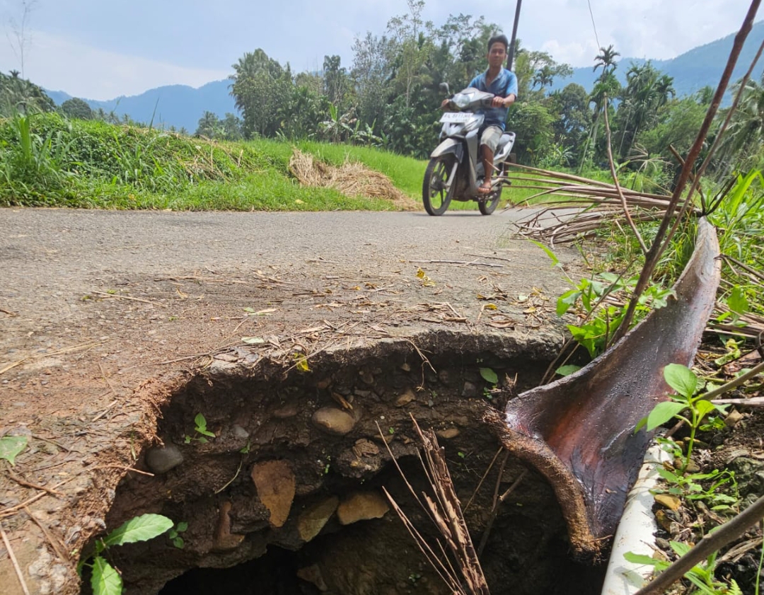 Kondisi jalan kabupaten di Limapuluh Kota, Sumatera Barat, tampak rusak parah dan berlubang. Warga berharap pemerintah segera memperbaiki infrastruktur yang rusak.(Foto: F-Golkar)