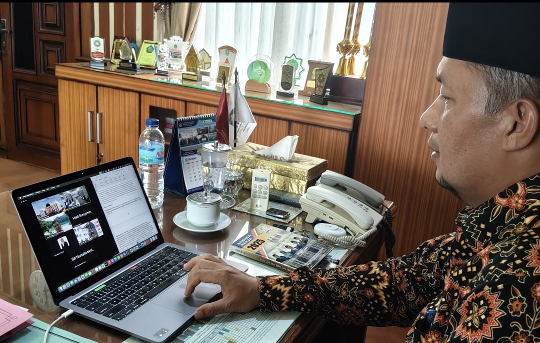 Prof. Marjoni Imamora dari UIN Mahmud Yunus Batusangkar ditunjuk sebagai pemeriksa luar doktoral di UPSI Malaysia, memperkuat reputasi akademik global.(Foto: IST)