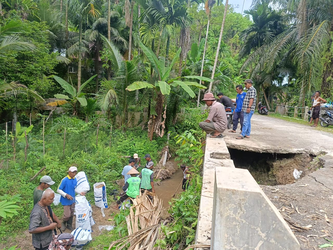 GORO: Warga Tanjung, Gasan Gadang, Padangpariaman, bahu-membahu memperbaiki jalan amblas di Dusun Tabek, Kamis (9/10).(PUTRA/PADEK)