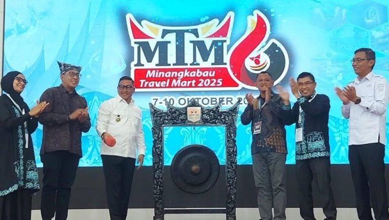 Wali Kota Bukittinggi, Ramlan Nurmatias, membuka kegiatan Minangkabau Travel Mart (MTM) ke-6 tahun 2025 di Rumah Dinas Wali Kota Bukittinggi, Rabu (8/10).