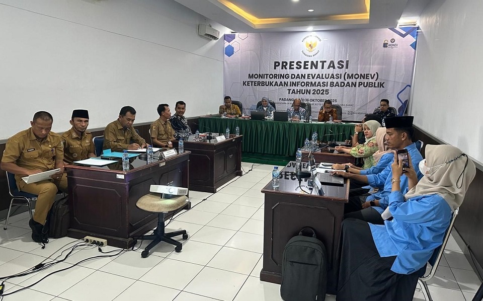 Perwakilan Kota Solok memaparkan capaian keterbukaan informasi publik dalam sesi Monev yang digelar Komisi Informasi Sumbar, Selasa (7/10), di Padang.
