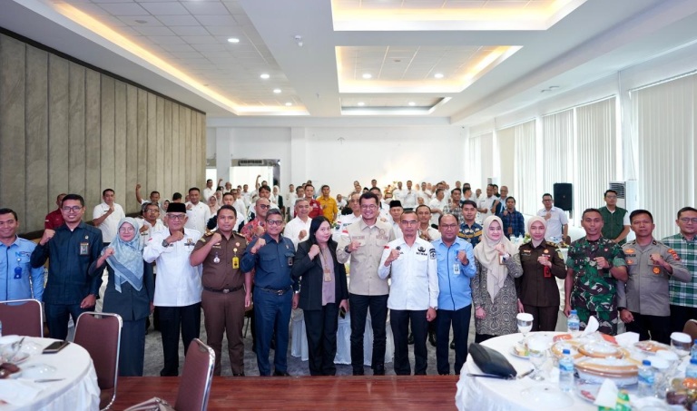 Foto bersama usai peluncuran secara simbolis Barcode QRIS Baznas, Rabu (8/10), di Aula Gedung C Sekretariat Daerah Kabupaten Solok, kemarin.