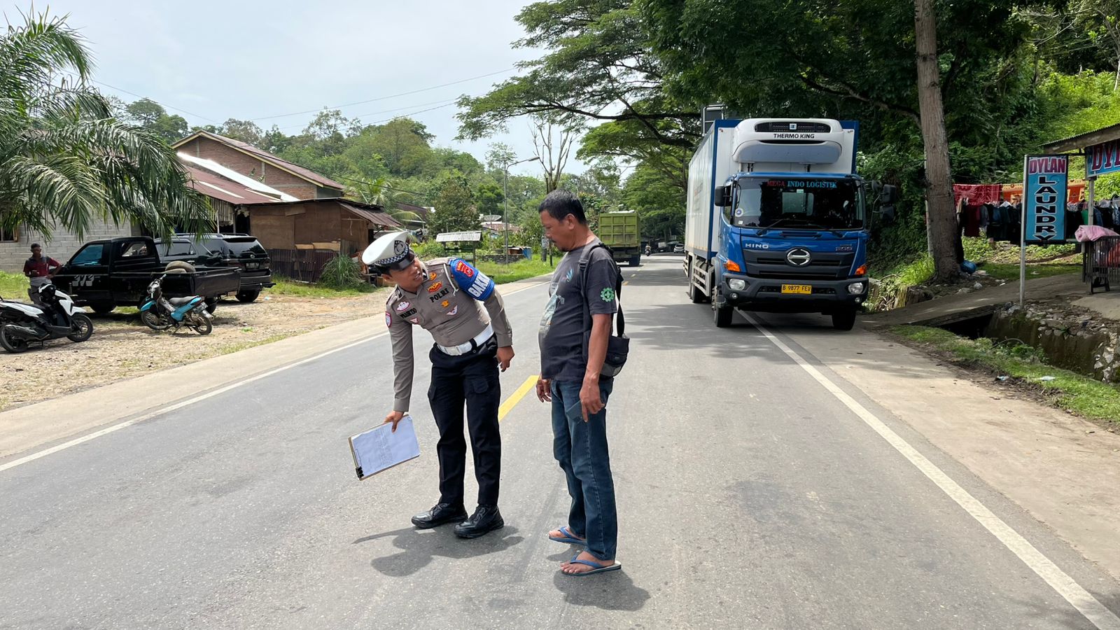 Kecelakaan beruntun di Jalan Lintas Sumatera tepatnya di Jorong Dusun Tuo, Nagari Muaro Bodi, Kecamatan IV Nagari, Kabupaten Sijunjung, menewaskan seorang pengendara motor, Kamis (9/10/2025).