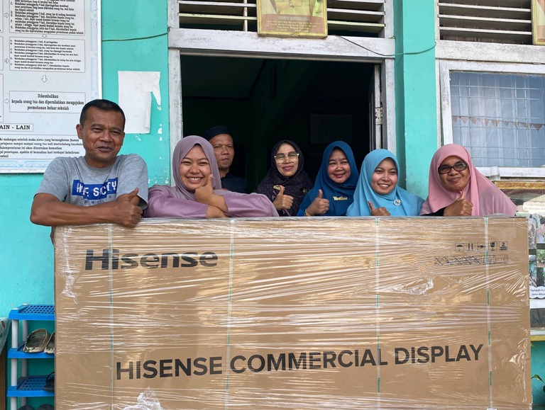 BAHAGIA: SDN 28 Payakumbuh ketika menerima Smart TV dari pemerintah.