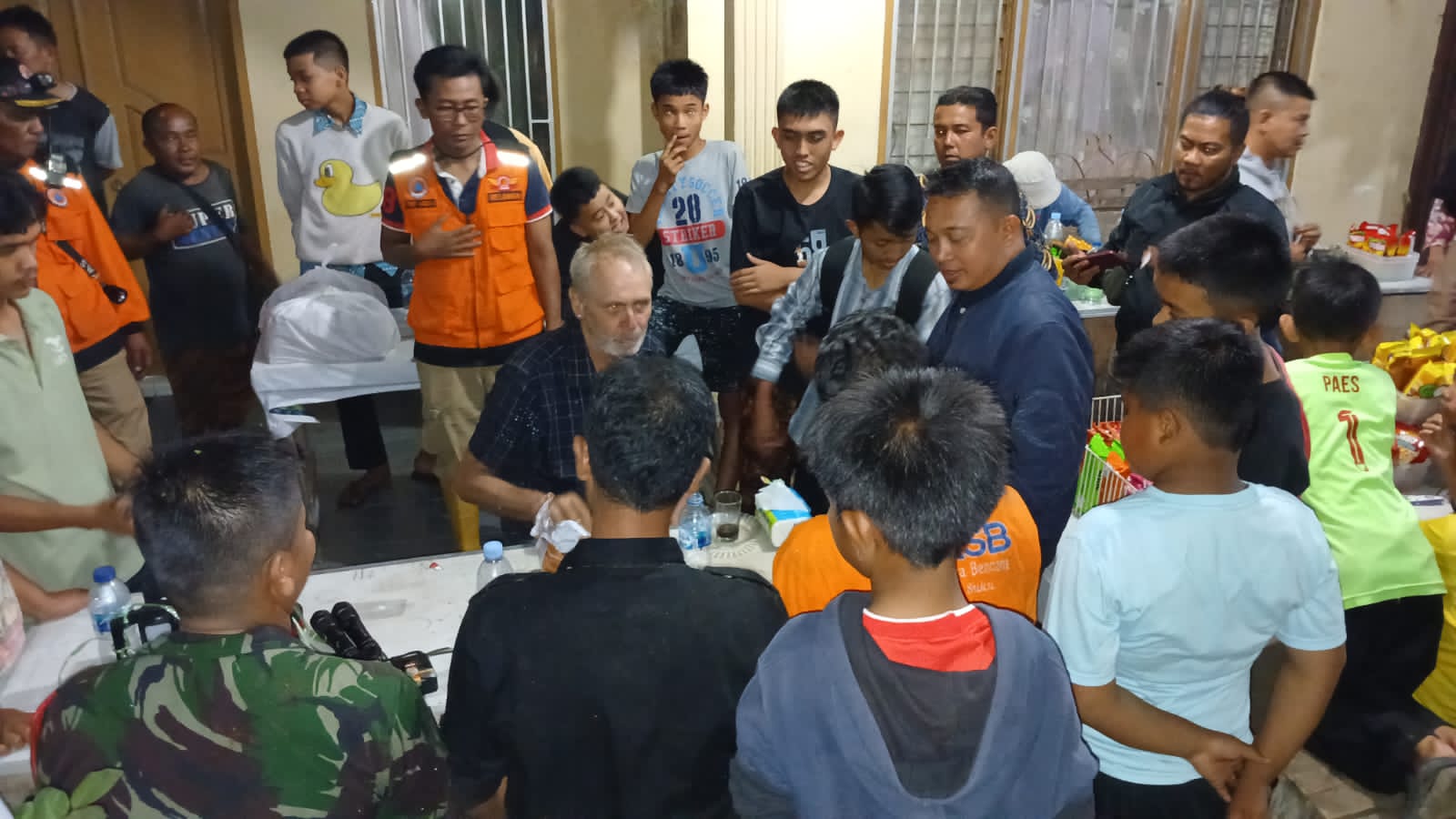 SELAMAT: Turis asal Jerman usai dievakuasi setelah terjebak saat melakukan panjat tebing di Jorong Jambuaia, Nagari Taluak IV Suku, Kecamatan Banuhampu, Kabupaten Agam, kemarin.
