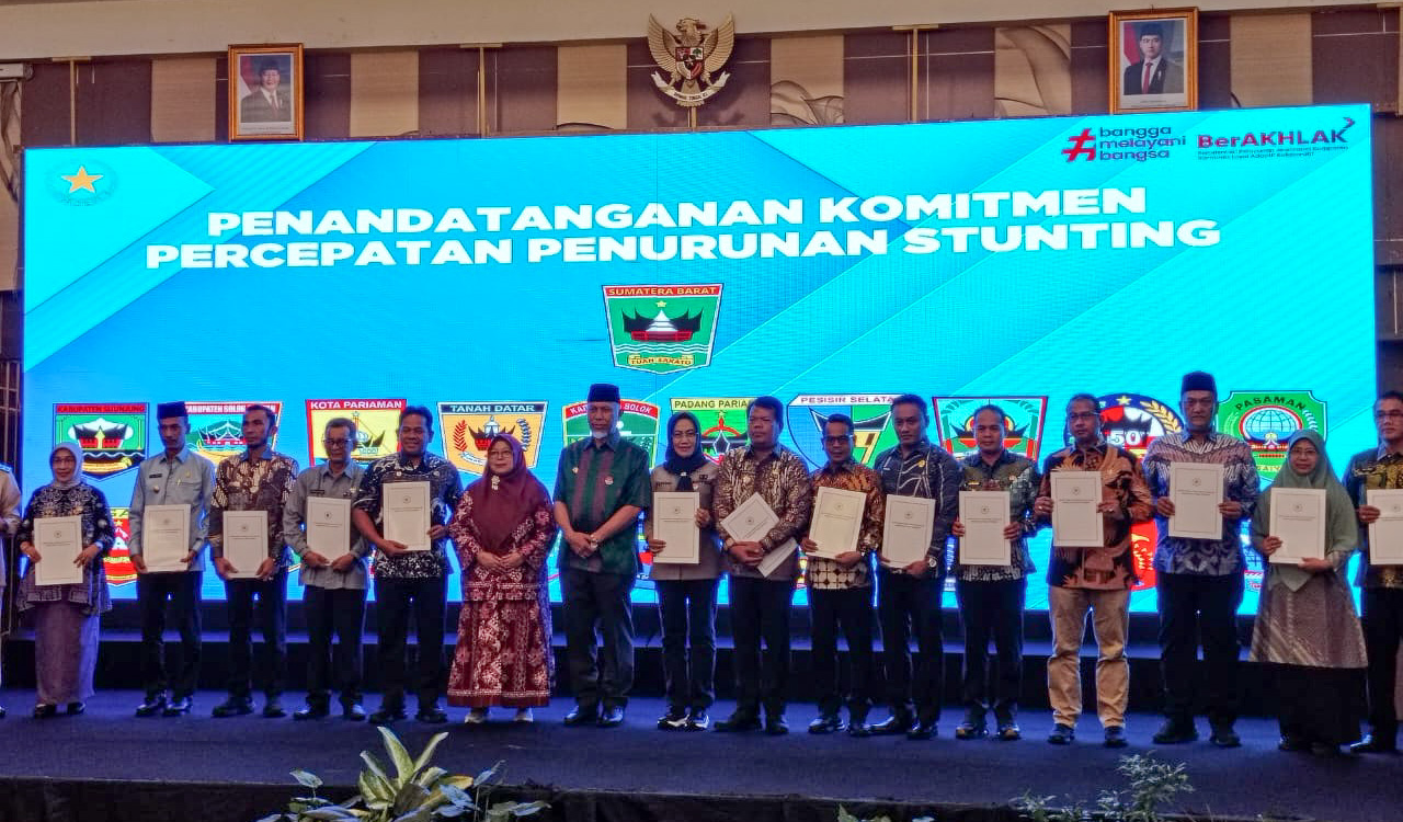 Penandatanganan komitmen percepatan penurunan stunting antara Pemerintah Pusat dengan Pemerintah Provinsi Sumbar, serta antara Pemerintah Pusat dengan seluruh bupati dan wali kota se-Sumbar.
