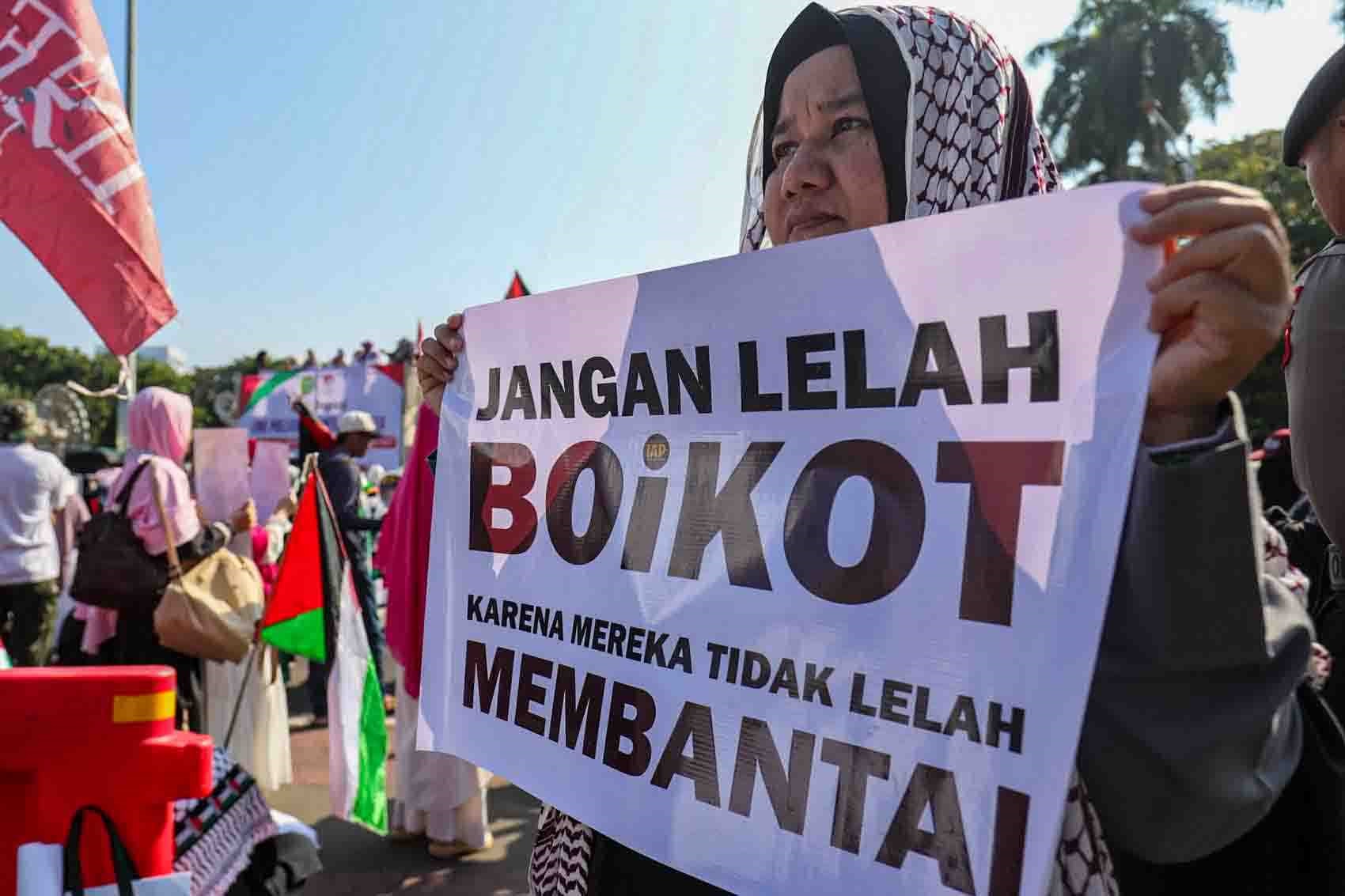 SOLIDARITAS: Sejumlah perempuan menggelar aksi damai bertajuk One Million Women For Gaza di kawasan Patung Kuda, Monas, Jakarta, Minggu (6/7).