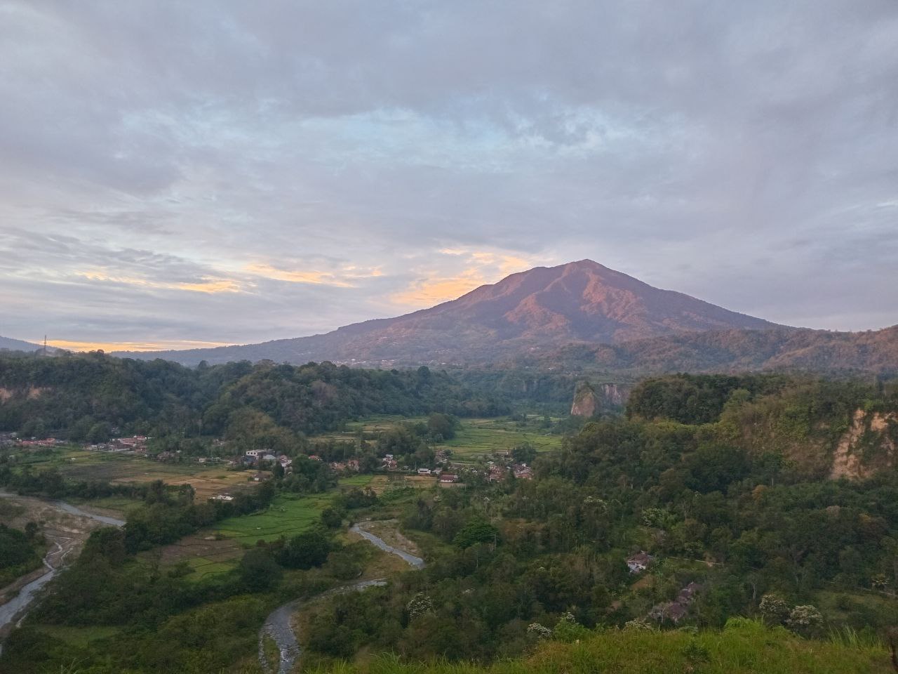 Panorama Gunung Marapi yang bisa dilihat dari Tapian Tabiang Barasok.