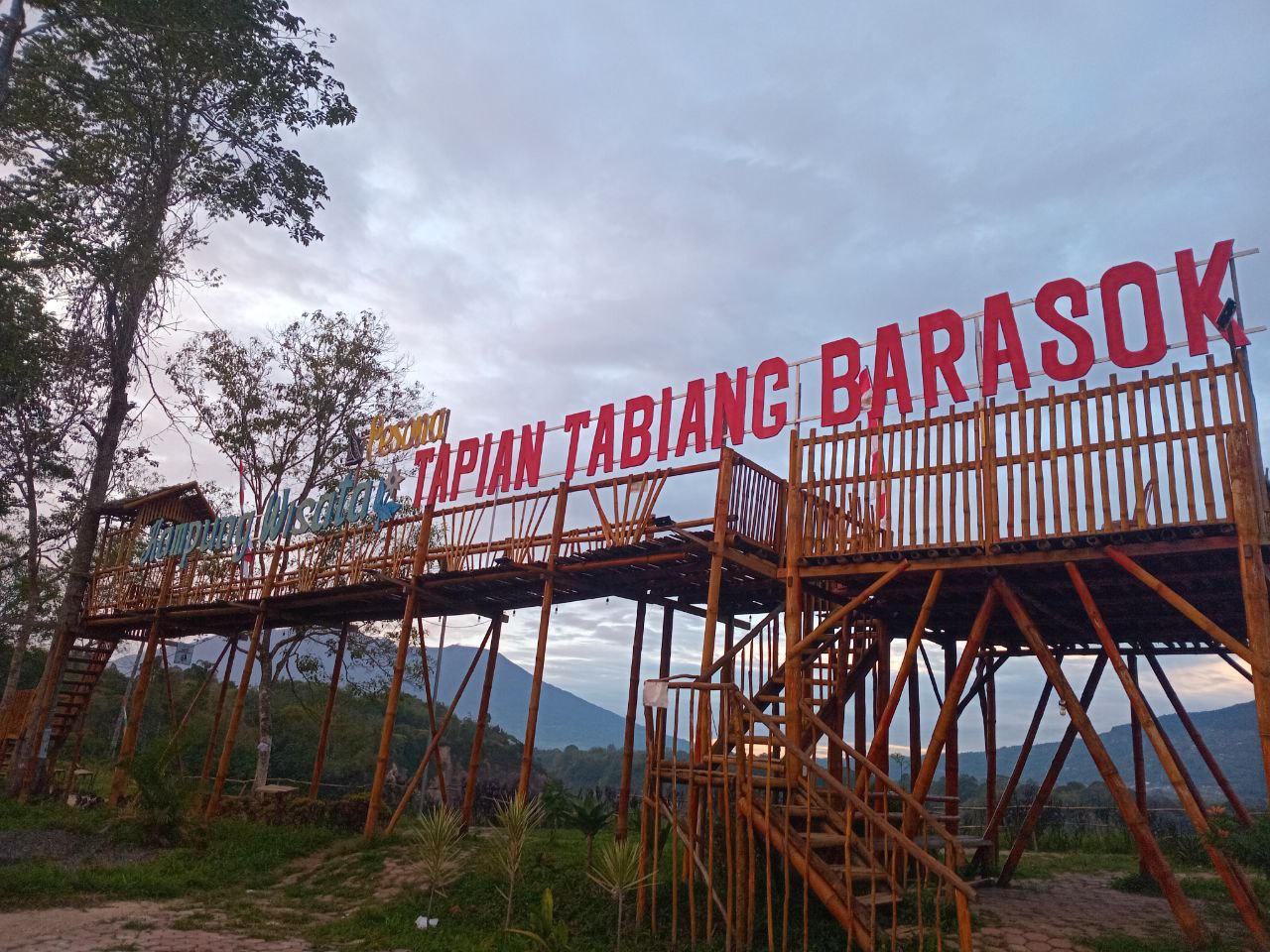 Jembatan kayu yang menjadi salah satu ikon di Tapian Tabiang Barasok.