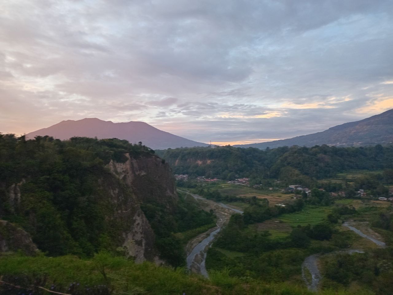 Pemandangan Ngarai Sianok yang indah yang bisa dilihat dari Tapian Tabiang Barasok.