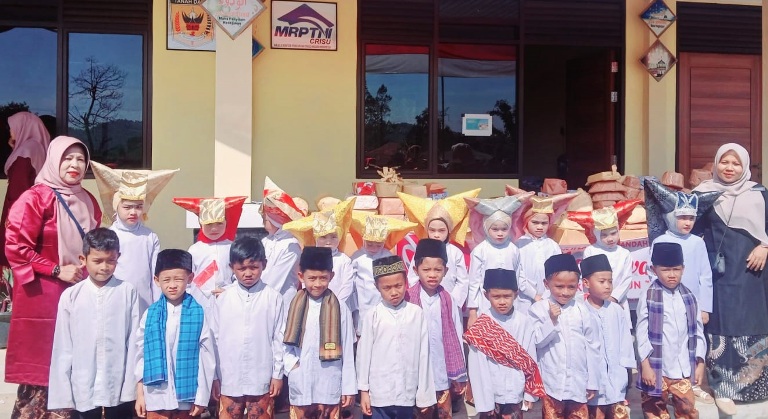 Murid SDN 11 Lawang Mandahiling terlihat kompak.