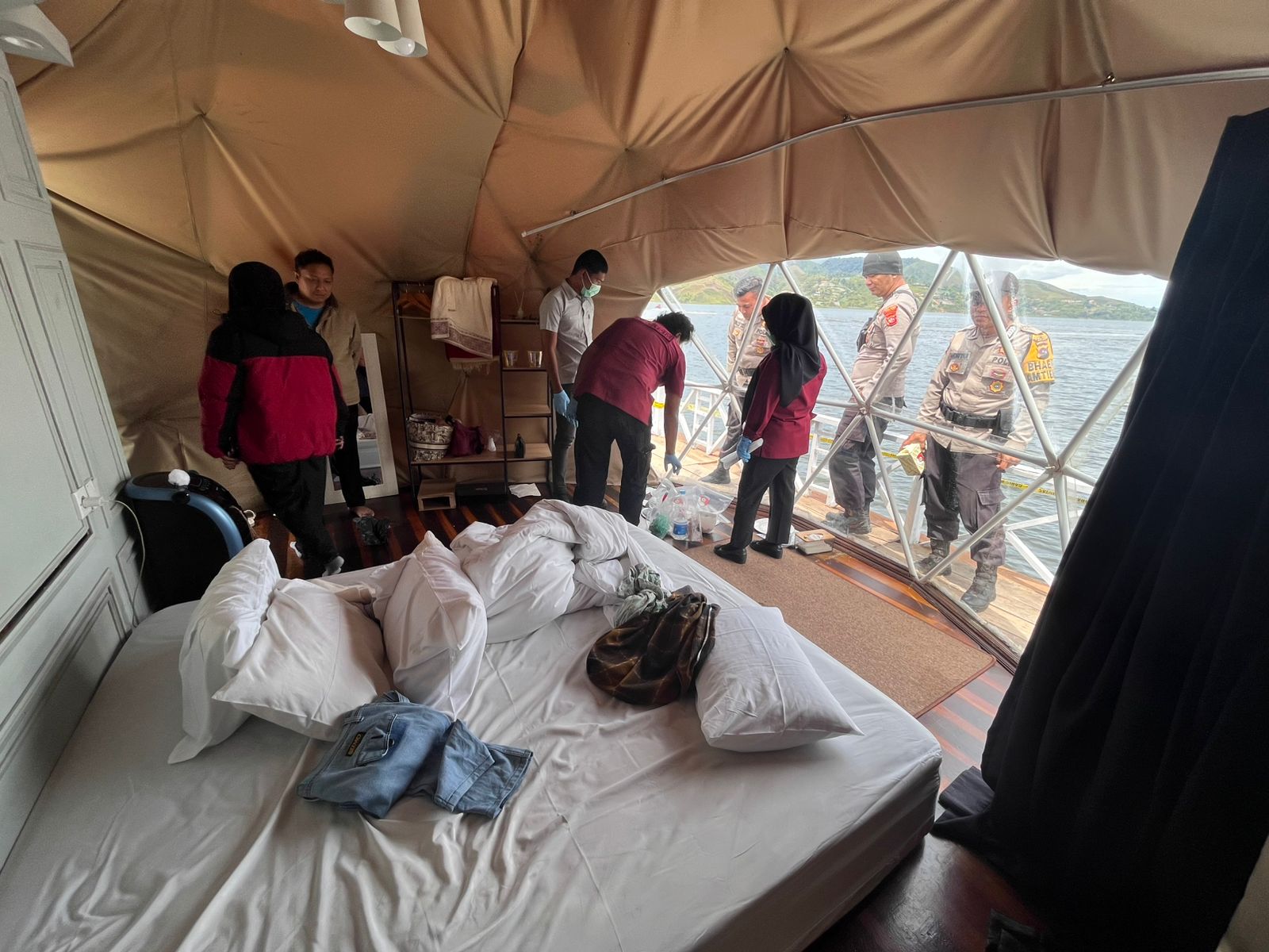 Pasutri ditemukan dalam kondisi tidak sadarkan diri di kamar mandi sebuah penginapan di Alahanpanjang, Kabupaten Solok, Sumatera Barat, Kamis (9/10/2025).