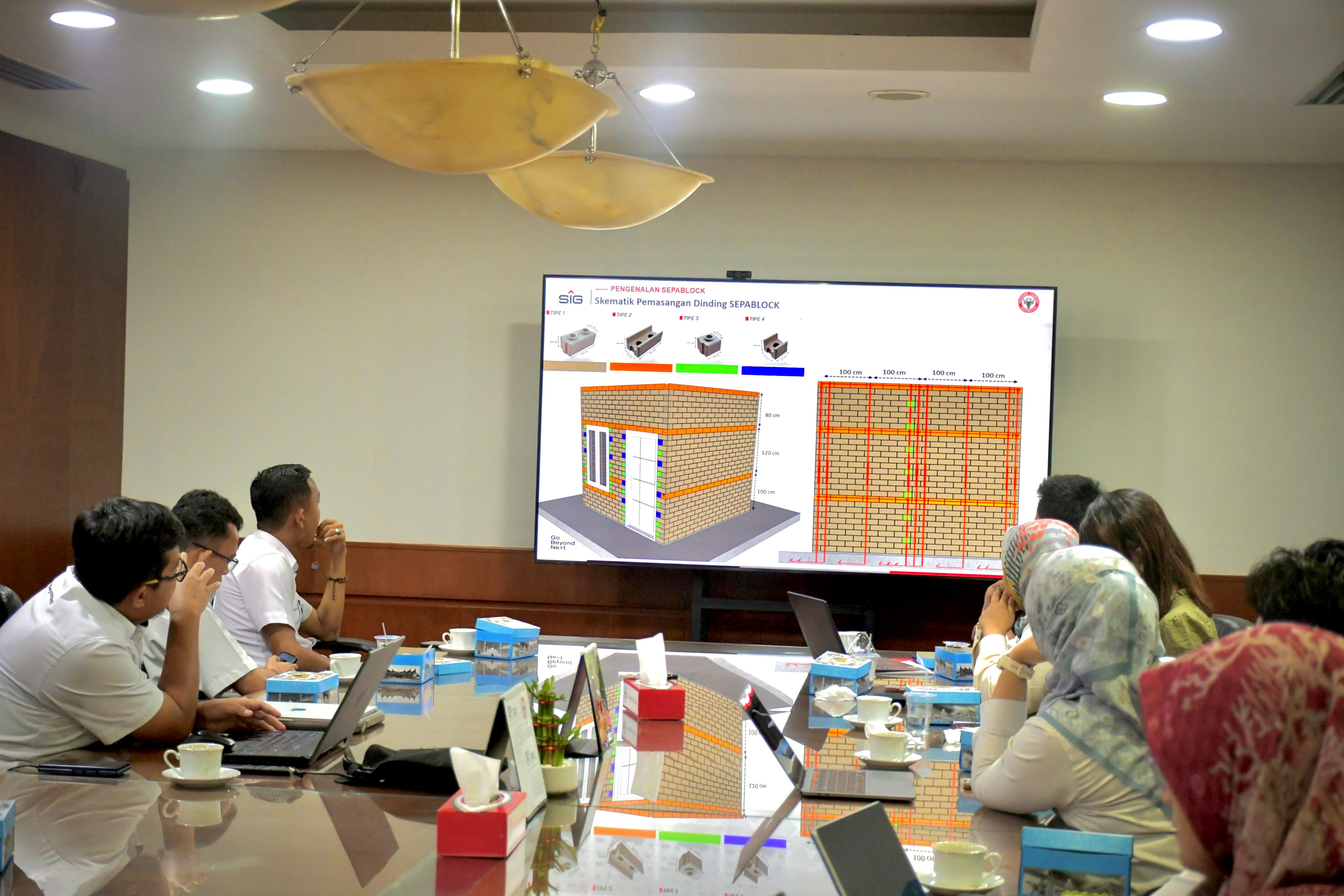 Rombongan Kemeperin RI memfinalisasi Rancangan Standar Nasional Indonesia (RSNI) bagi Bata Interlock Presisi (BIP) atau Semen Padang Bata Interlock (SEPABLOCK).
