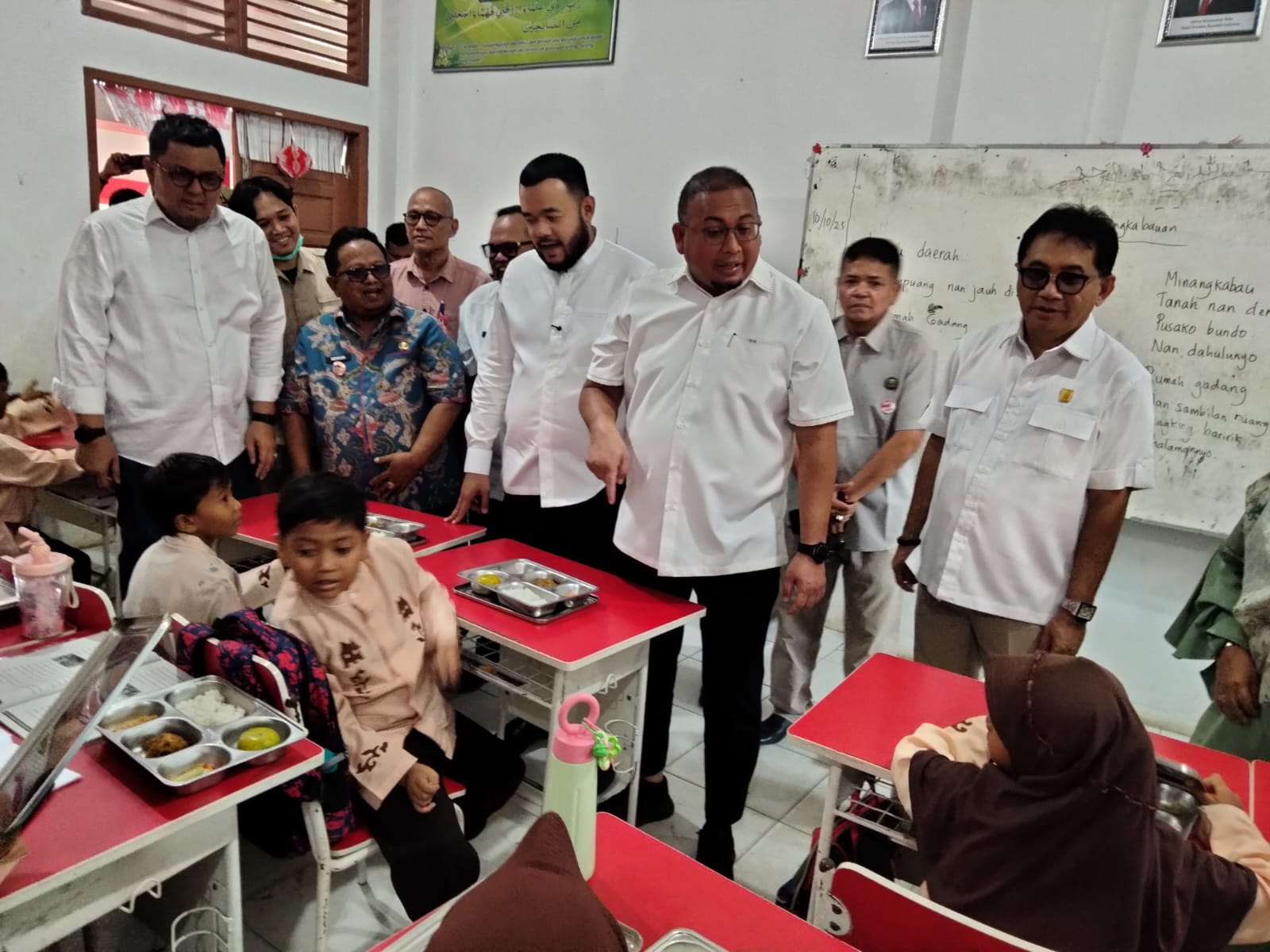 Wali Kota Padang Fadly Amran dan Andre Rosiade tinjau program Makan Bergizi Gratis di SD Siteba, menu utama rendang ayam dan randang, Jumat (10/10/2025).