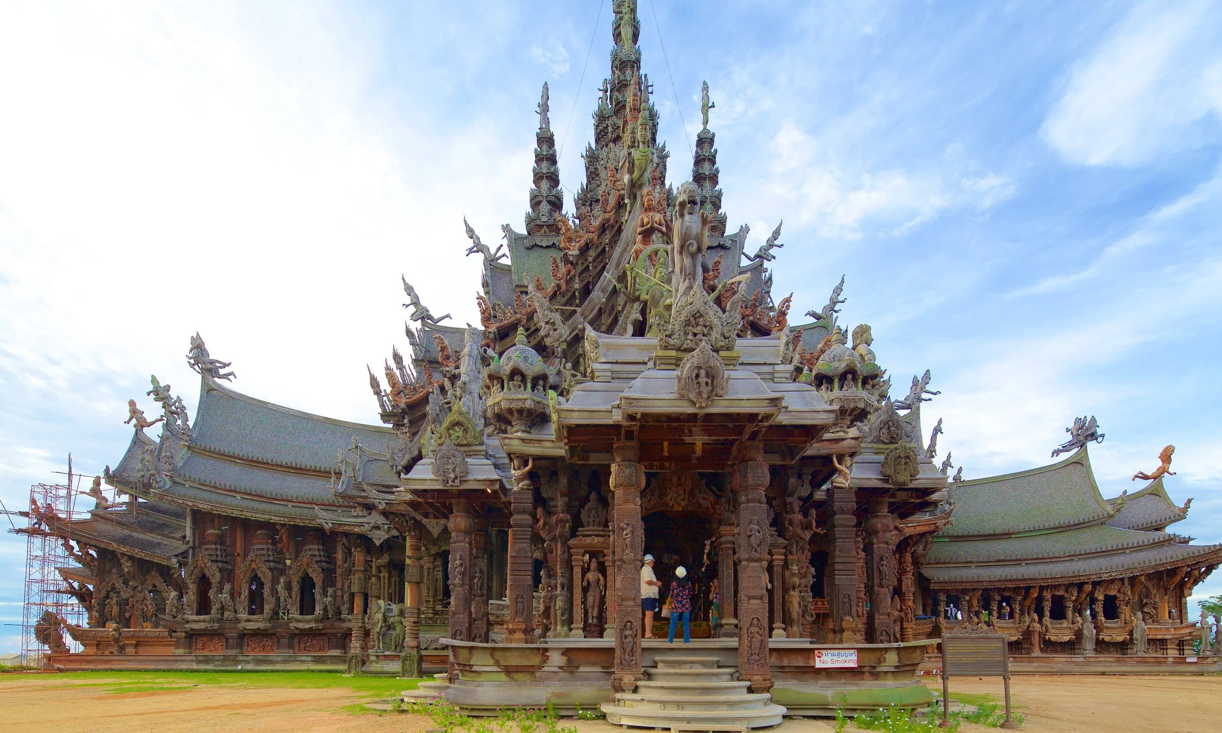 Thailand alami penurunan 15 persen wisatawan usai kebijakan visa diperketat. Sesudut Sanctuary of Truth, yang menyajikan pemandangan baru dan mendebarkan. (Foto: Expedia)