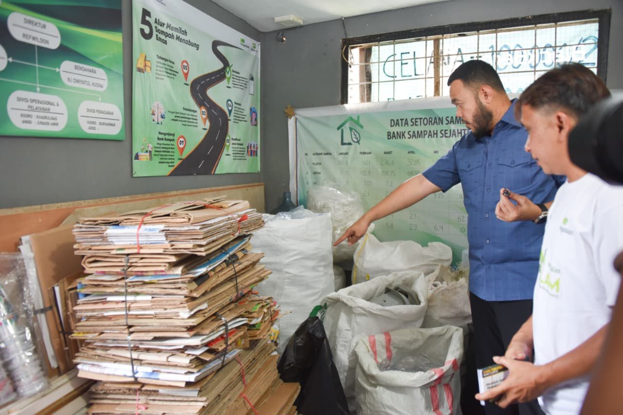 Wako Fadly Amran meninjau Bank Sampah Sejahtera Bersama, RW V Kelurahan Indarung, Kecamatan Luki, Kamis (9/10).