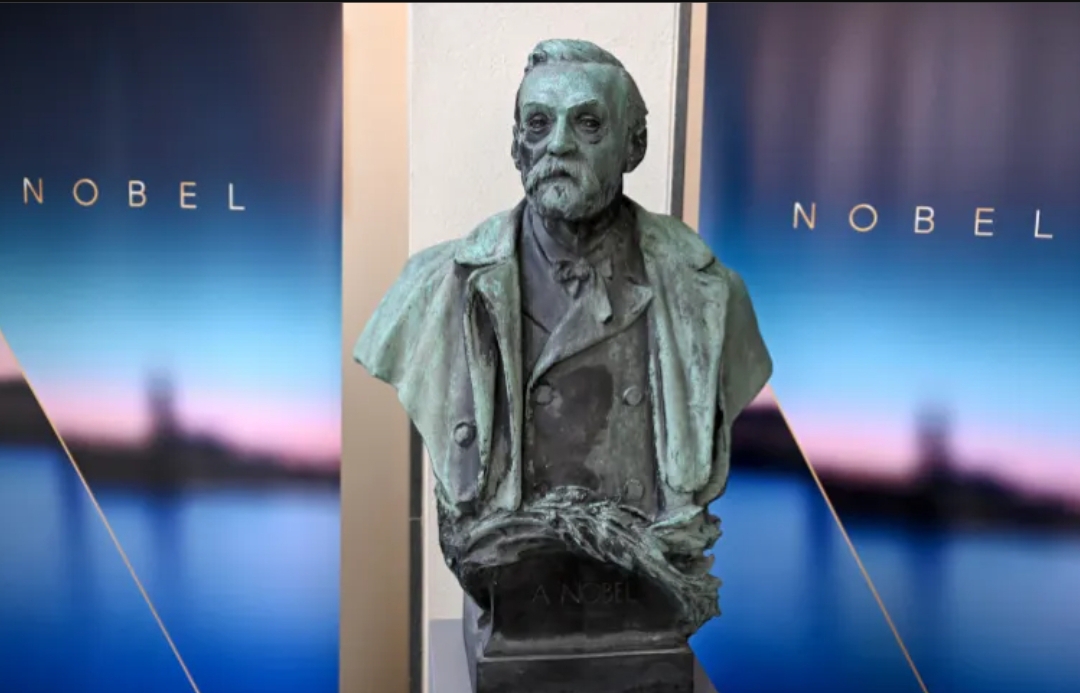 Patung Alfred Nobel di Institut Karolinska Stockholm Swedia. Hari ini pengumuman Nobel Perdamaian 2025. (Foto: Dok. Jonathan Nackstrand/AFP)