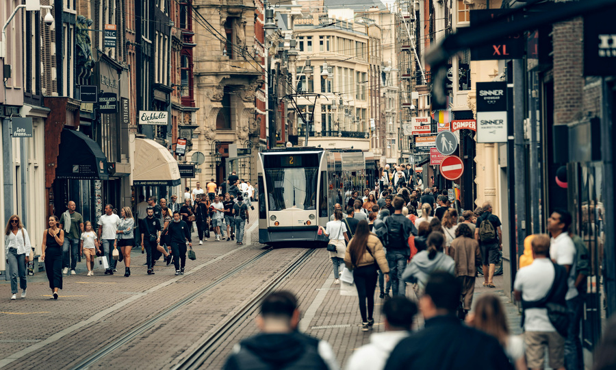 Sesudut keramaian Kota Amsterdam. Kini warganya menggugat pemerintah kota, menuntut pembatasan wisatawan hingga 20 juta malam inap per tahun akibat dampak pariwisata massal. (F: Metehan Demirkaya)
