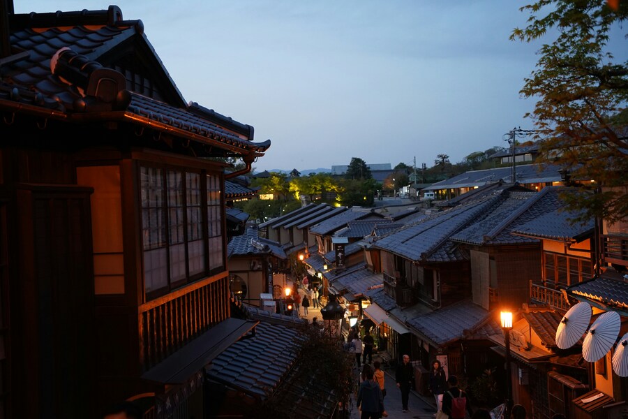Kyoto menaikkan pajak wisata dua kali lipat bagi wisatawan asing demi menjaga keseimbangan ekonomi, budaya, dan kelestarian lingkungan. (Foto: Shp&euml;tim Ujkani)