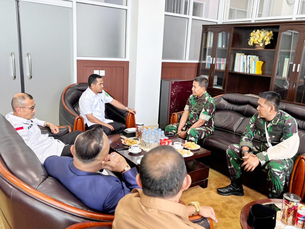BAHAS RENCANA: Wakil Bupati Solok H. Candra bersama Kasdam I/Bukit Barisan Brigjen TNI Heri Prakosa Ponco Wibowo dan sejumlah pejabat daerah saat membahas rencana hibah lahan untuk relokasi Korem 032.