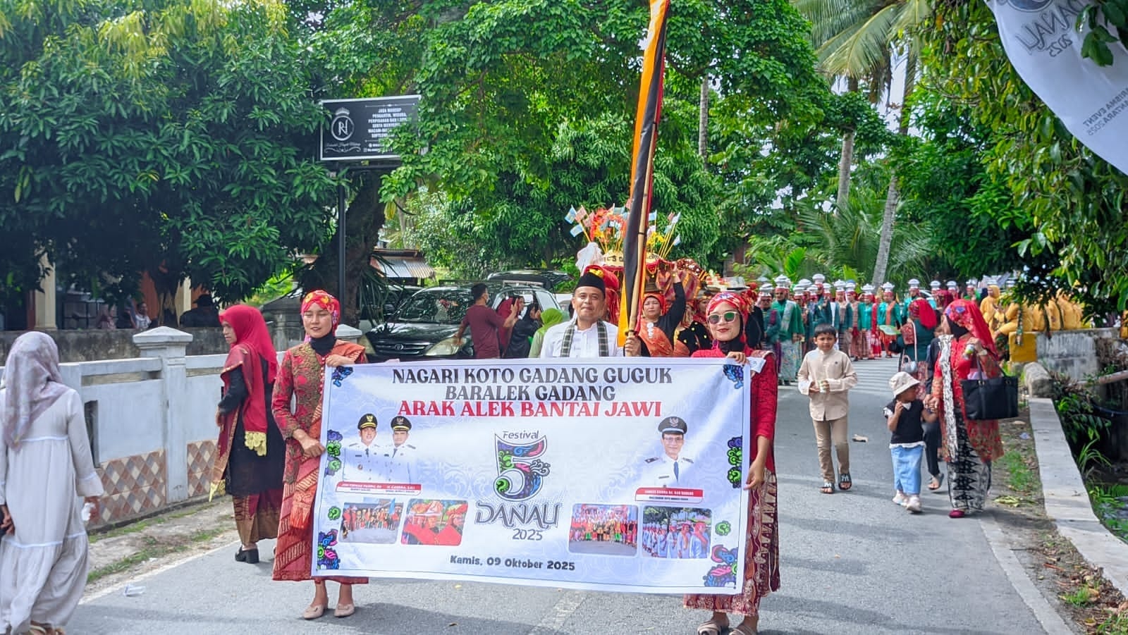 Nagari Koto Gadang Guguak tampil memukau lewat pawai budaya di ajang Festival Lima Danau 2025, Kamis (9/10).