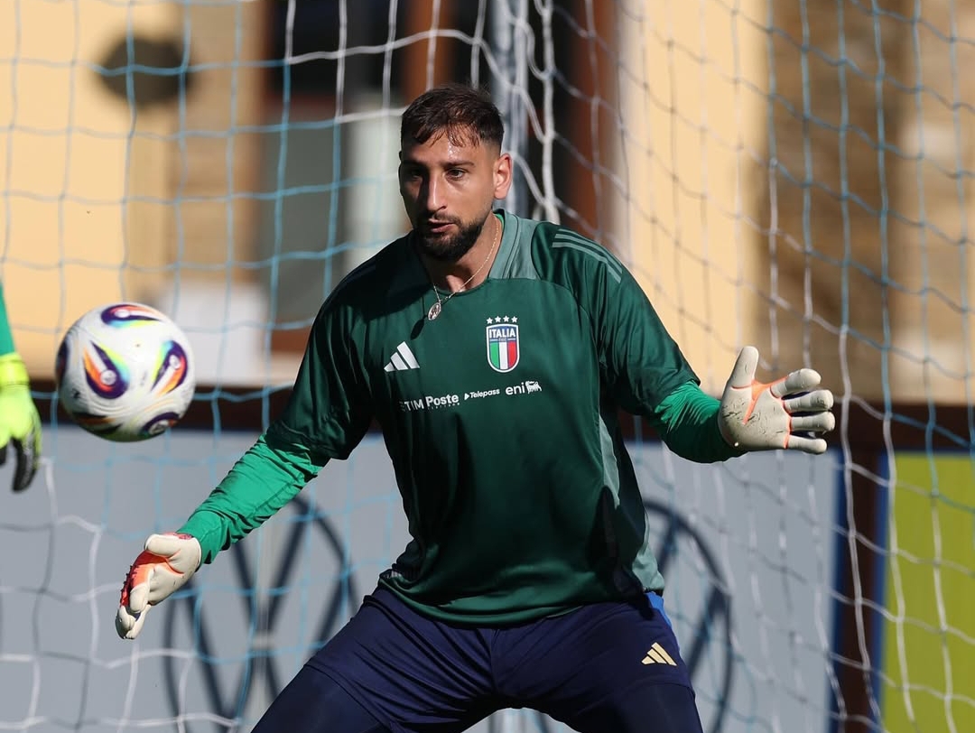 Kiper utama Italia Gianluigi Donnarumma berlatih serius jelang laga kontra Estonia dalam Kualifikasi Piala Dunia 2026 di Tallinn. (Foto: Instagram @azzurri)