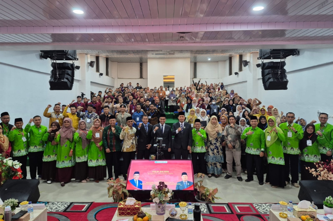 Rektor UIN Mahmud Yunus Batusangkar, Prof. Delmus Salim Puneri, bersama peserta  The 10th Batusangkar International Conference (BIC) 2025 di Aula Kampus UIN Batusangkar, Sabtu (11/10). (Foto: IST)