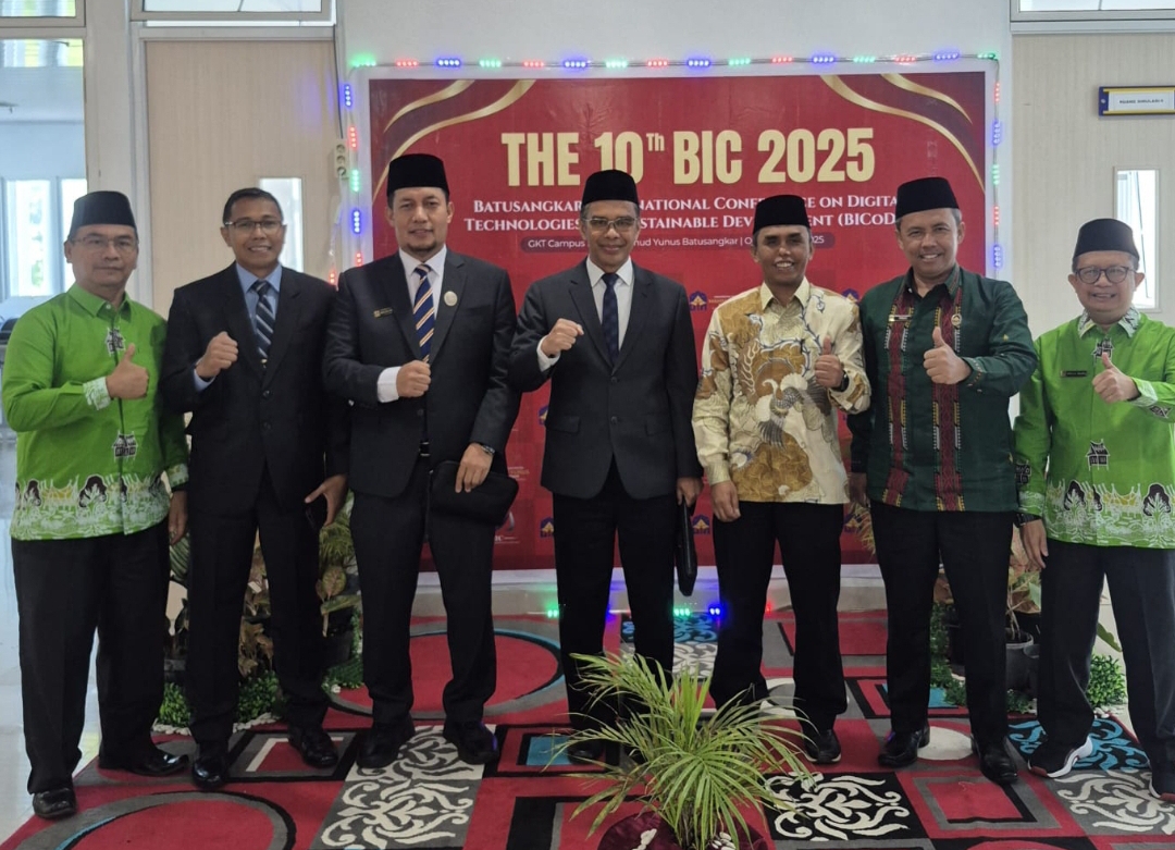 Rektor UIN Mahmud Yunus Batusangkar, Prof. Delmus Salim Puneri, usai membuka The 10th Batusangkar International Conference (BIC) 2025 di Aula Kampus UIN Batusangkar, Sabtu (11/10).(Foto: IST)
