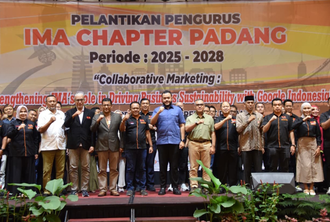 Wali Kota Padang Fadly Amran bersama pengurus IMA Chapter Padang usai pelantikan di The ZHM Premiere Hotel Padang, Kamis (9/10/2025).(Foto: Prokopim)