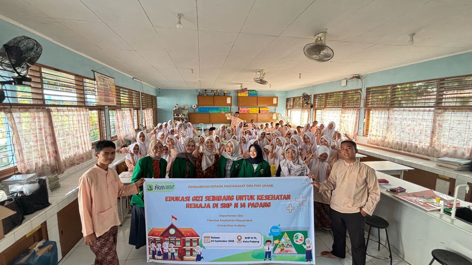 Tim Pengabmas di SMPN 14 Padang, beberapa waktu lalu.