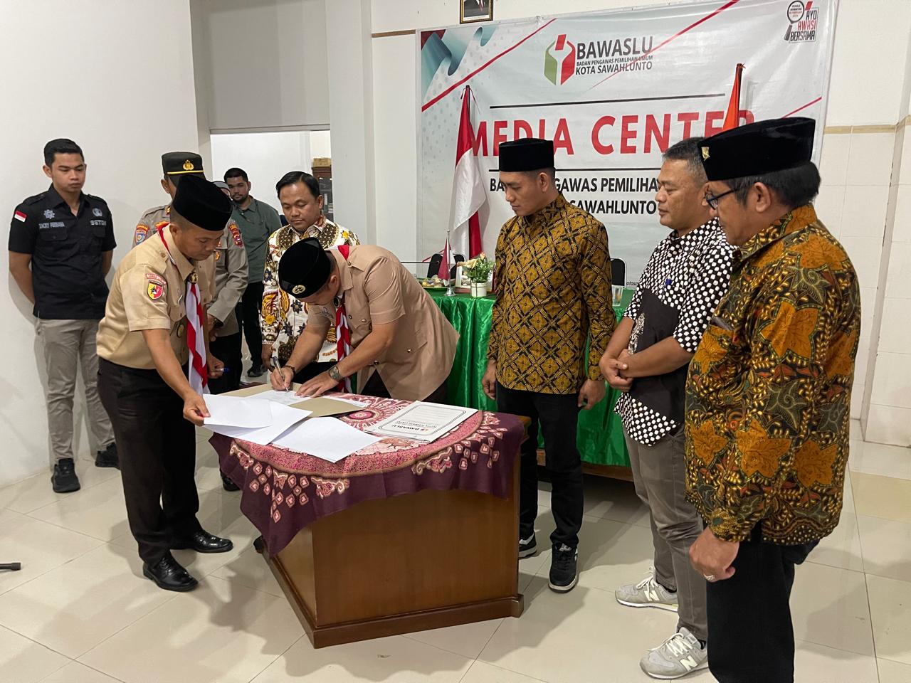 Suasana deklarasi Kampung Pengawas Pemilu di Aula Kantor Bawaslu Kota Sawahlunto, Jumat (10/10).
