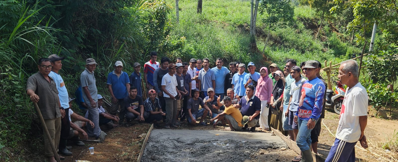 Berkurangnya transfer pusat buat Limapuluh Kota tak bisa perbaiki jalan 2025, warga Jorong Bumbuang gotong royong benahi jalan rusak, Sabtu (11/10/2025).