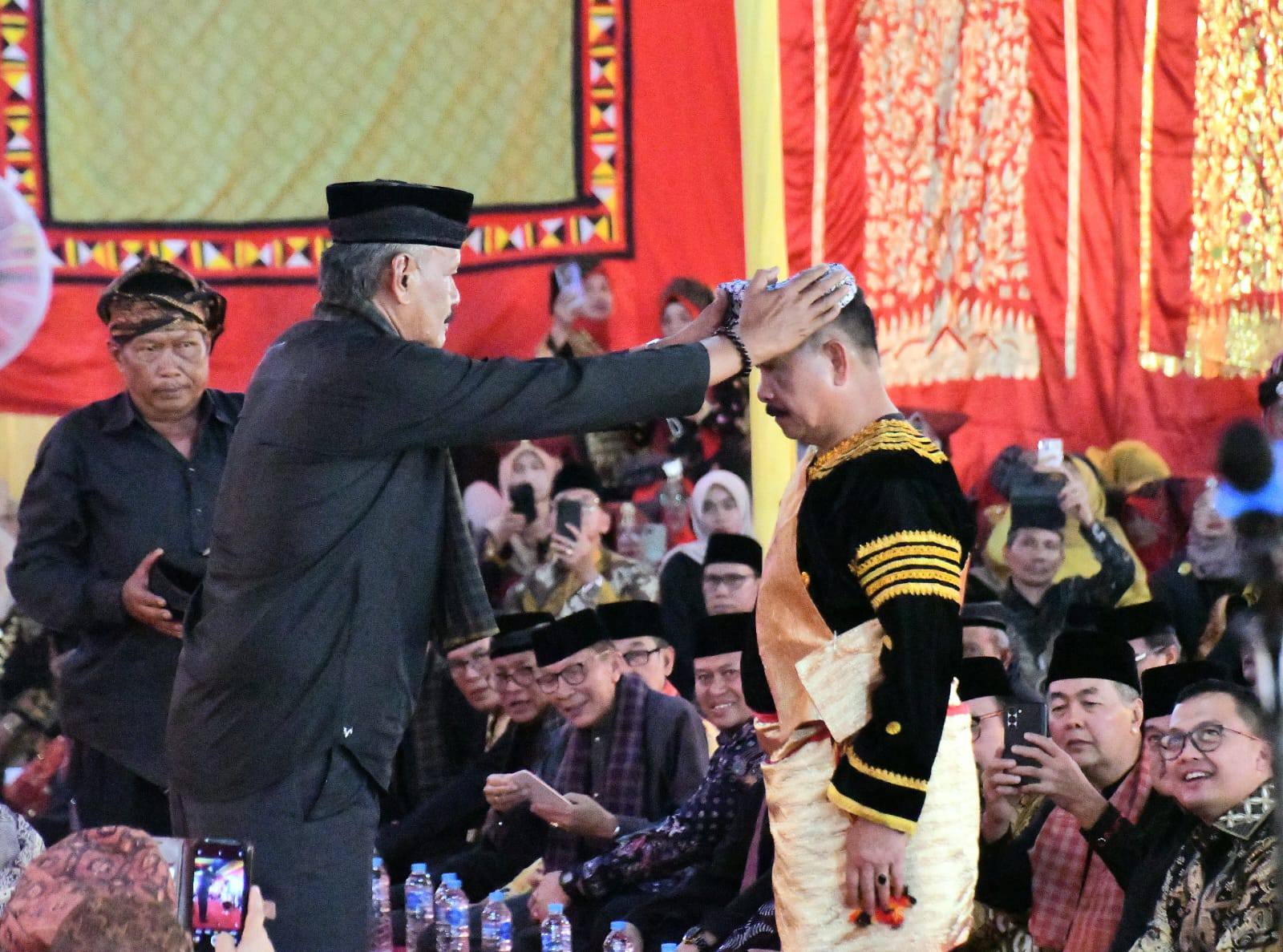 Fauzi Bahar resmi dikukuhkan sebagai Penghulu Suku Koto dalam prosesi Batagak Panghulu di Nagari Koto Tangah, Sabtu (11/10/2025).